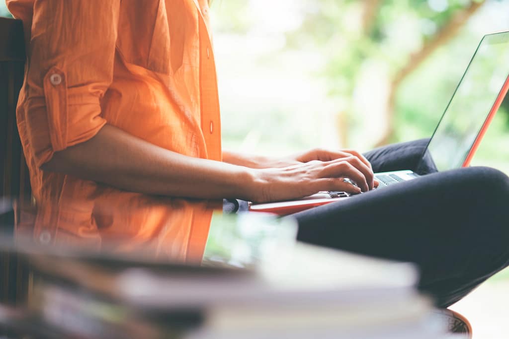 6 roles fundamentales en un equipo de marketing digital 2 redactora trabajando en contenido optimizado para SEO
6 roles fundamentales en un equipo de marketing digital